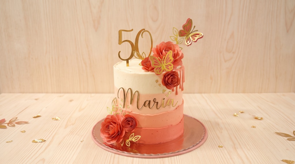 Bolo artesanal decorado em degradê com topo de bolo personalizado dourado 50 anos Maria, com flores e borboletas de papel